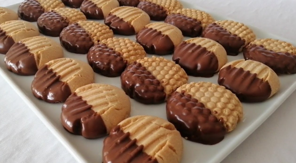 Biscuiți de casă cu umplutură din gem și glazură de ciocolată