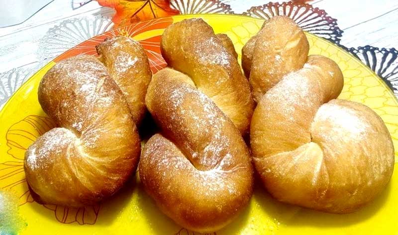 Gogoși pufoase cu zahăr pudră: preferatele copiilor și adulților