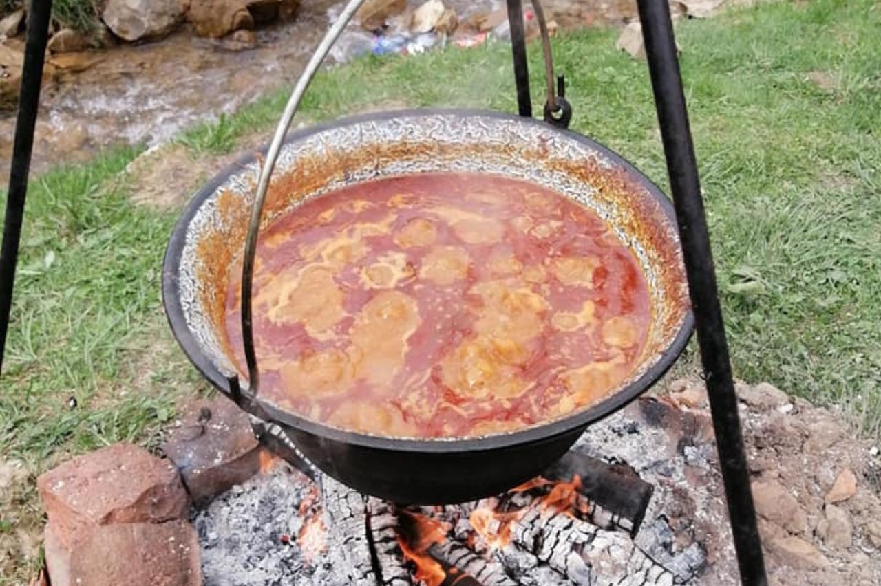 Gulaș din carne de vânat preparat la ceaun