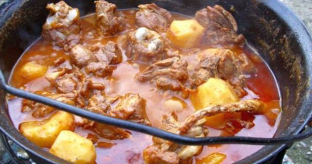 Rețeta și secretele unui bucătar cu tradiție – Cel mai bun gulaș unguresc la ceaun