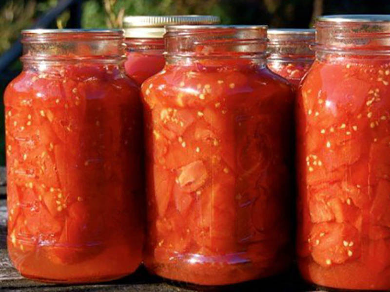 Hrean cu roșii la borcan