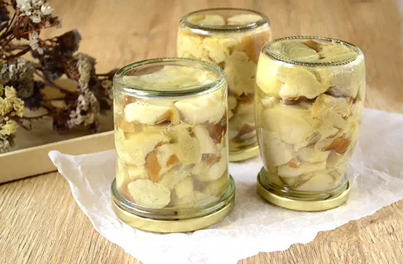 Hribi marinați pentru iarnă – rețeta clasică explicată pas cu pas