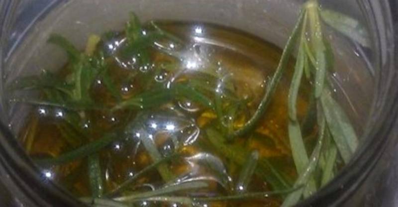 Clătește-ți părul cu rozmarin. Va crește repede și va fi mai puternic.