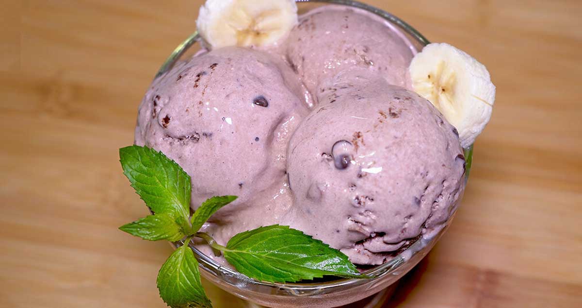 Înghețată de ciocolată cu bucăți de banană și fructe: cea mai cremoasă