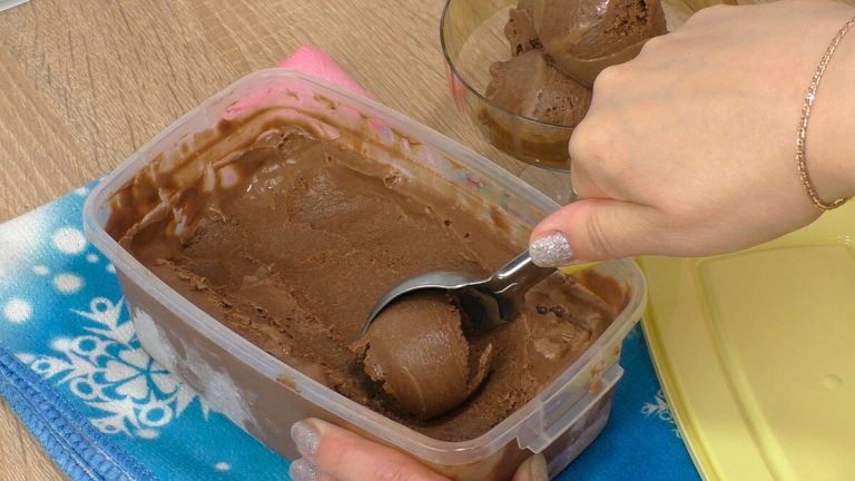 Înghețată de casă: o poți pregăti și fără aparat de înghețată (înghețată delicioasă de ciocolată pentru desert