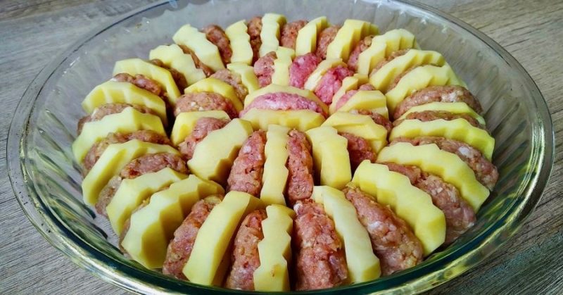 Rețetă simplă din carne tocată cu câțiva cartofi - O bunătate de nedescris!