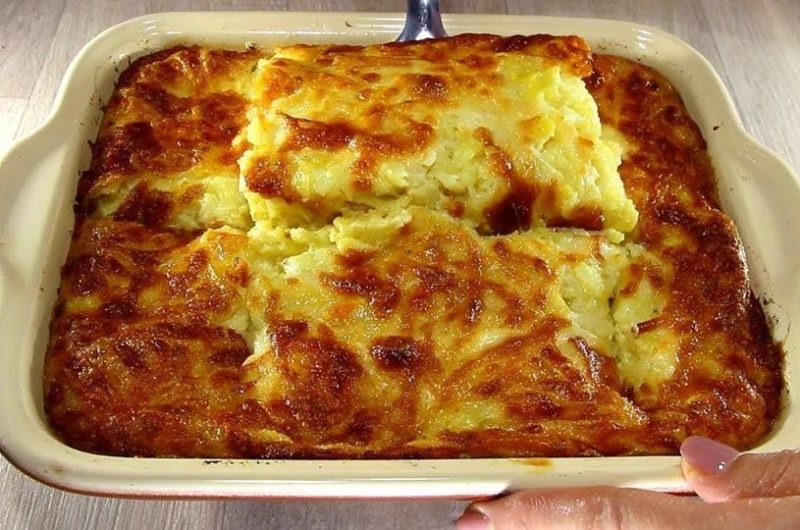 Caserolă delicioasă din cartofi și sos de smântână. Nu te vei putea opri din mâncat!
