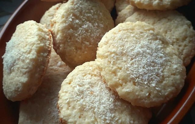 Biscuiți fragezi cu unt și fulgi de cocos. Mamă