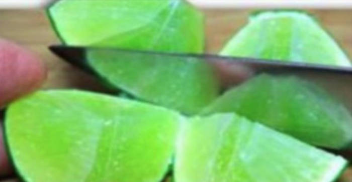 Iată ce se întâmplă dacă tai o lămâie în 4 și o pui pe masa din bucătărie