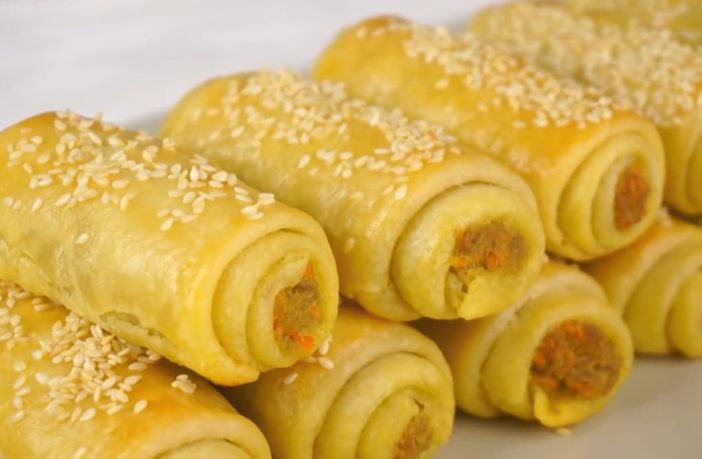 Mini cornulețe cu carne tocată și susan – Rețetă ușoară și delicioasă