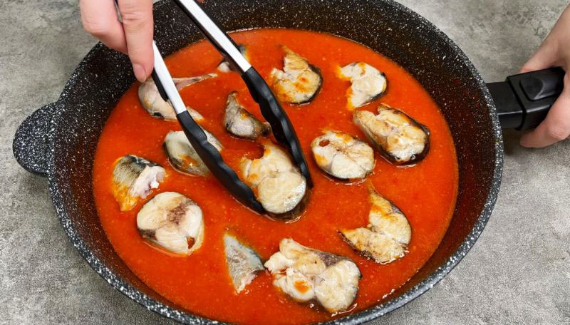 Mult mai gustos decât macroul prăjit: macrou în sos roșu