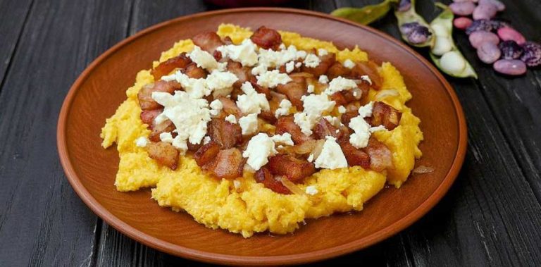 Mămăligă cu brânză și șuncă la cuptor - Rețetă țărănească delicioasă