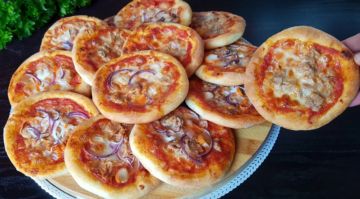 Mini pizza de casă din aluat dospit – Indiferent ce puneți pe ele