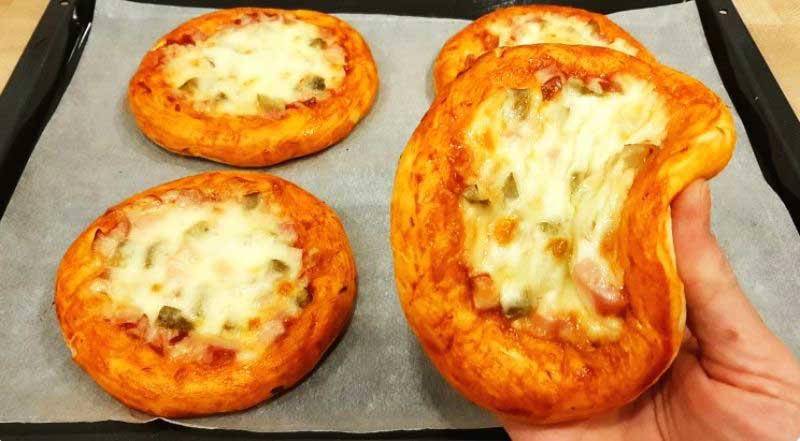 Mini-pizza pufoasă și delicioasă: cu siguranță vei renunța la cea din comerț