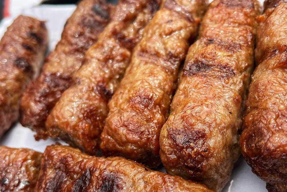 Mititei picanți din vită și porc cu ardei iute și boia afumată