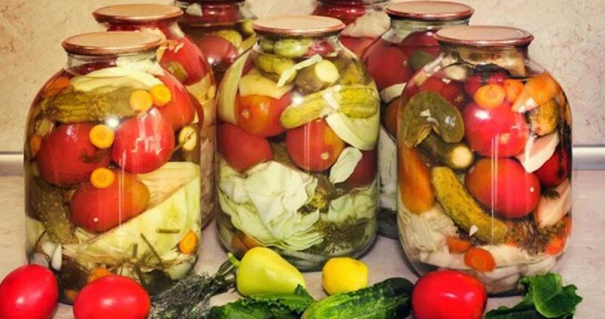 Conservare de sezon: ce să pregătim în august? Pregătim un amestec de legume cu varză!