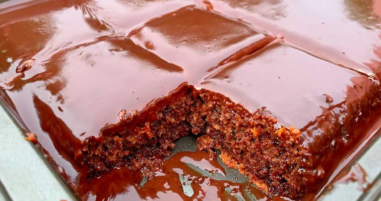 Negresă pufoasă cu glazură de ciocolată - pregătirea nu durează mai mult de 15 minute