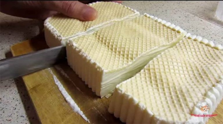 Prăjitură cu blat de napolitană și cremă de lapte