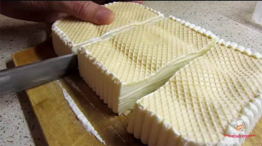 Prăjitură cu blat de napolitană și cremă de lapte