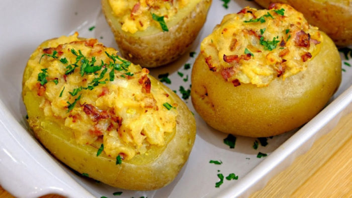 Cartofi umpluți cu bacon și cașcaval. Nu-i așa că arată delicios?