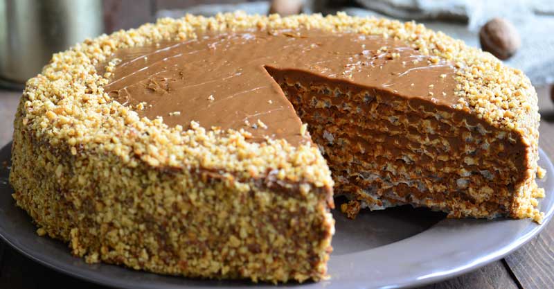 Prăjitură senzațională din foi de napolitană cu cremă de nuci