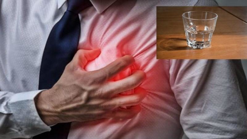 Consumul de apă poate preveni infarctul. Iată care este legătura dintre consumul de apă și infarct.