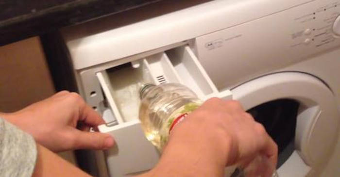 Vei fi surprins să afli ce poate face oțetul alb cu hainele tale. De acum vei folosi oțet la fiecare spălare