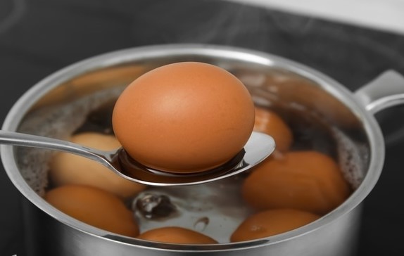 Încearcă acest truc cu bicarbonat de sodiu pentru a curăța mai ușor ouăle fierte de coajă