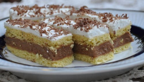 Prăjitură cu foi fragede și sfărâmicioase – Crema cu biscuiți