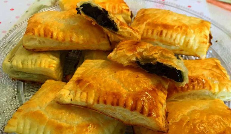 Un desert de 5 minute delicios și plin de ciocolată - Pachețele cu ciocolată