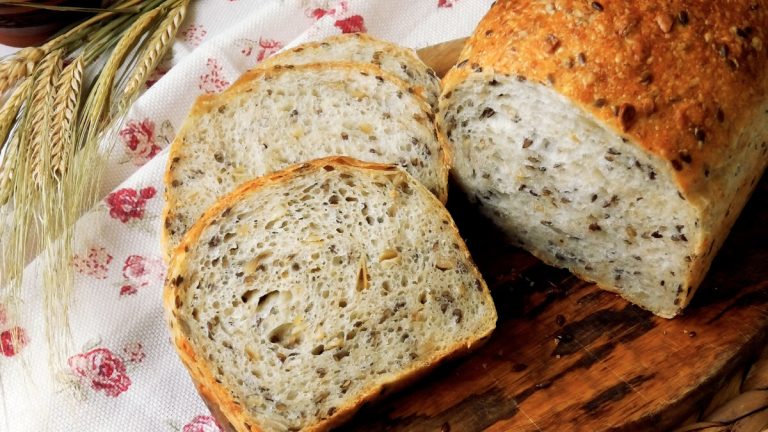 Pâine de casă din cereale: aluatul este făcut cu maia