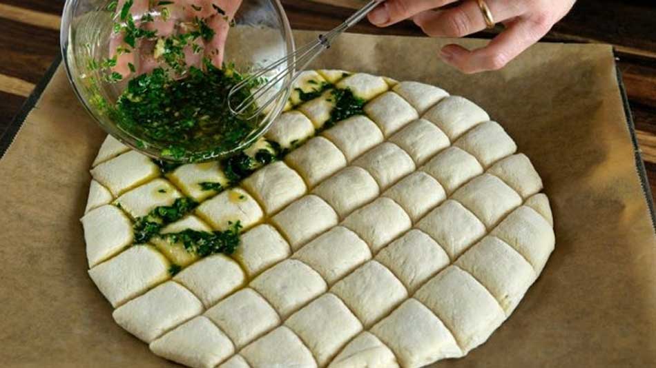 Pâine de CASĂ Dospită cu Măsline și Ierburi. Rețetă Tradițională Italiană. E Mai Bună Decât Pizza!