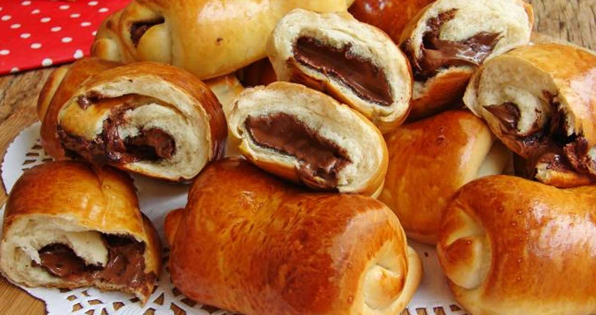 Pâinică Pufoasă Umplută cu Ciocolată (Rețetă Pentru 12 Bucăți)