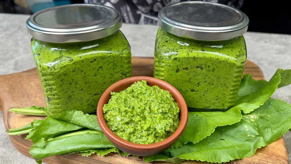 Pastă picantă din frunze de hrean și ardei verde – o conserv toată iarna și este genială!