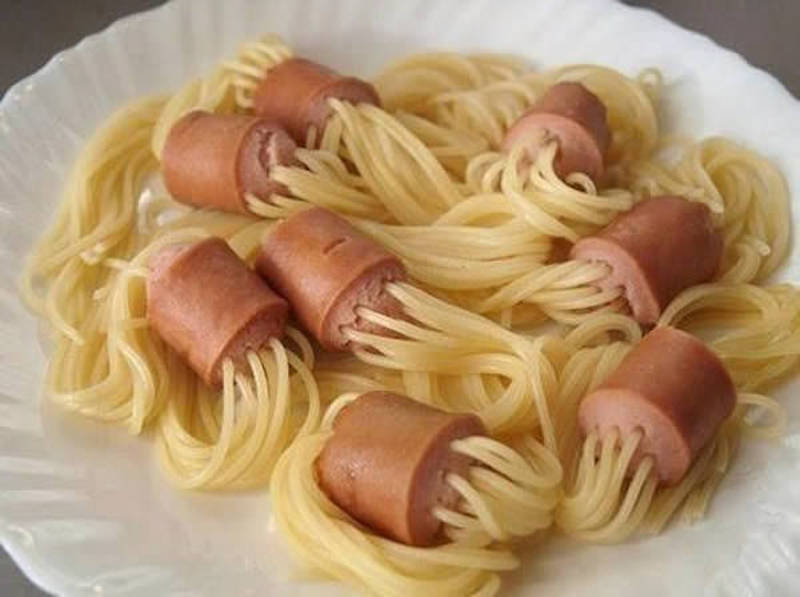 Spaghete cu crenwurști și cașcaval afumat - o idee minunată pentru masa de prânz