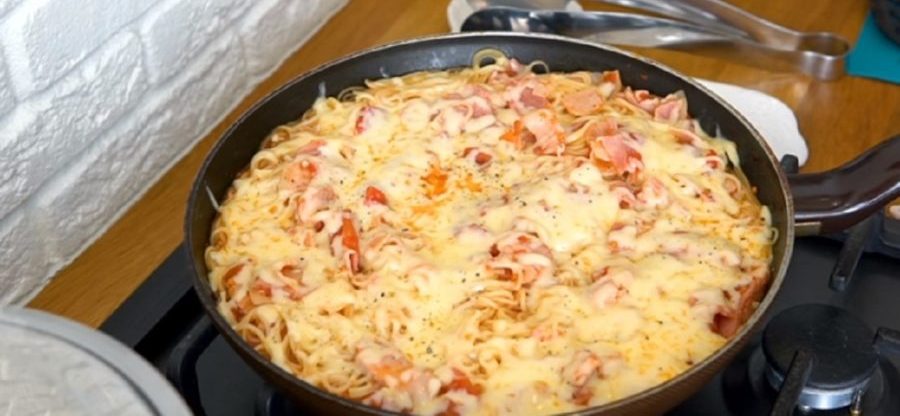 Capellini cu bacon în sos de roșii cu usturoi. Gata în 15 minute!
