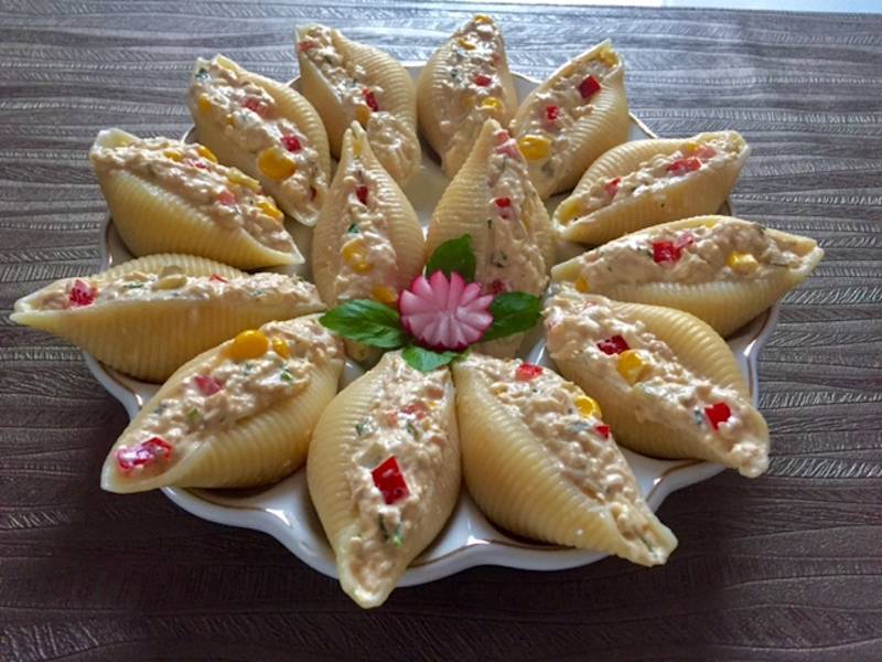Paste "scoici" umpute cu salată de ton - un aperitiv delicios potrivit pentru petreceri