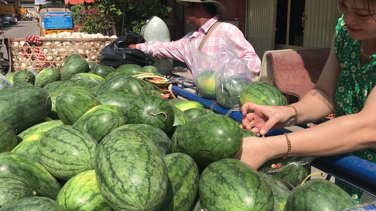 A cumpărat un pepene ROȘU de la piață