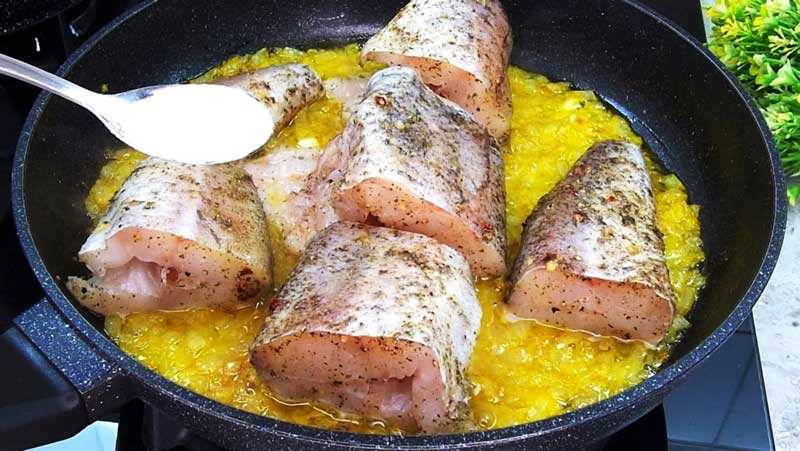 Rețetă de pește delicios în sos de ceapă: cu garnitură de cartofi și parmezan
