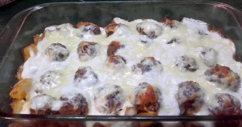 Chifteluțe cu cartofi și sos de smântână