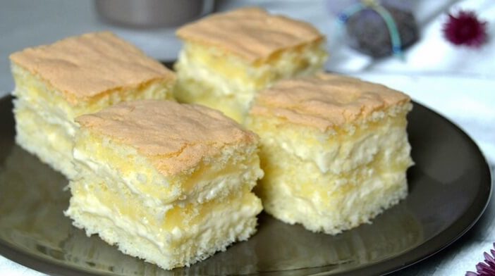 Tort cu Lămâie și Cremă de Ciocolată Albă