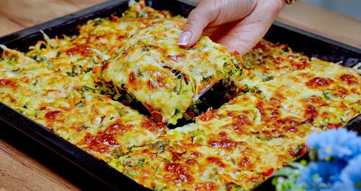 Pizza rapidă cu legume și sos de iaurt: Doar toacă legumele și coace totul în cuptor!