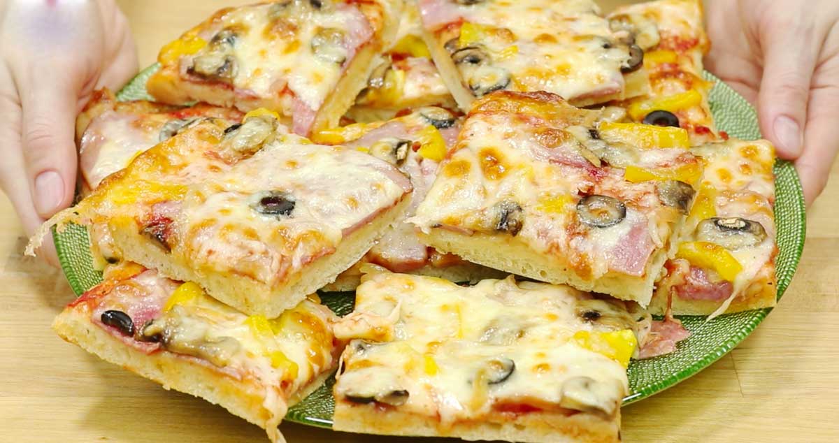 Pizza de casă cu blat pufos – ingrediente la îndemână și rezultat super delicios