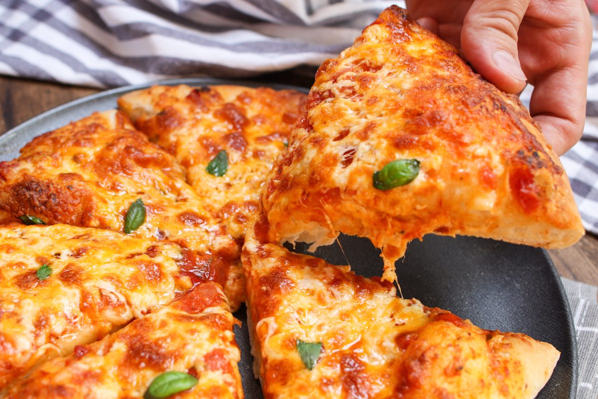 Pizza Fără Blat – Rețetă ? Nu rămâne nimic în tavă când o fac!