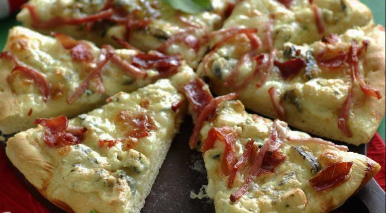 Rețetă de pizza delicioasă - cu masline și mozarella si piept de pui afumat