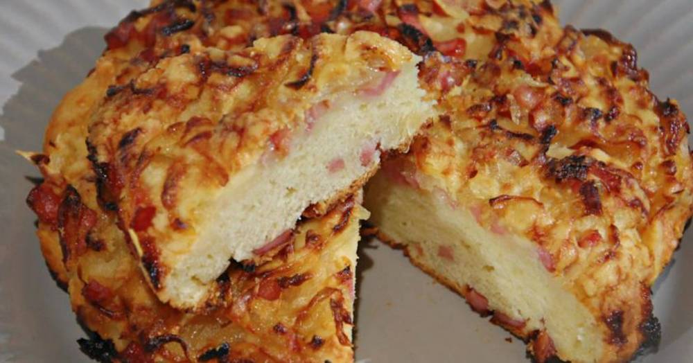 Plăcintă cu șuncă presată și brânză - o gustare rapidă și delicioasă cu care reușești să surprinzi toți pofticiosii