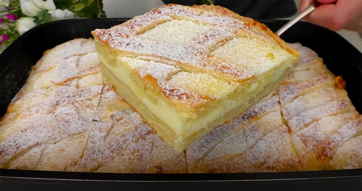 Prăjitură cu blaturi pufoase și cremă de brânză – un desert care va primi foarte multe laude!