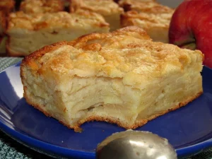Placintă delicioasă de mere - după rețeta bunicii. Este pufoasa