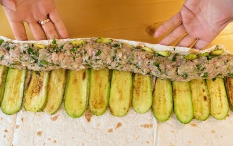 Plăcintă cu dovlecei și carne tocată - un preparat original cu o umplutură delicioasă