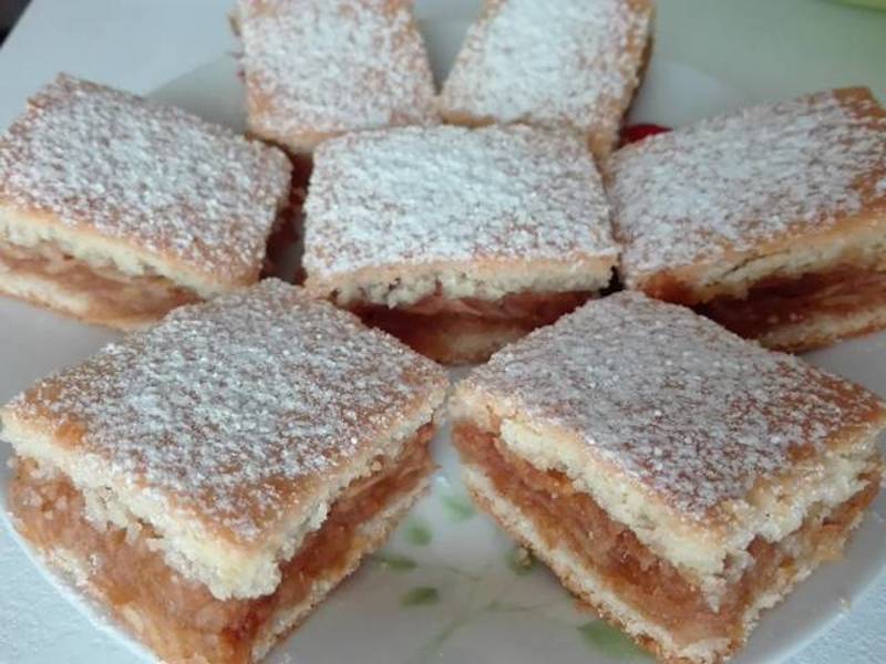 Plăcintă cu mere - un desert delicios și parfumat potrivit pentru orice ocazie